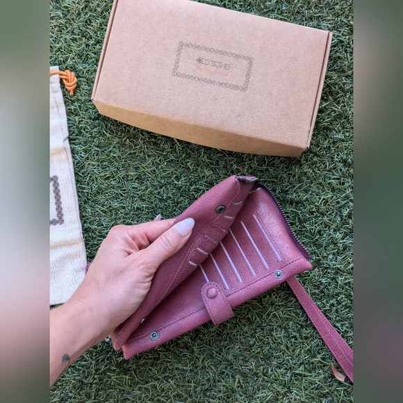 NWT Old Trend Genuine Leather "Snapper Clutch" in Orchid - Picture 5 of 12